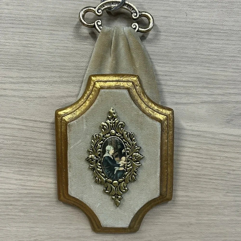 Vtg Victorian Cameo Wall Plaque Velvet Plaster Or ChalkWare Florentine Gold Trim